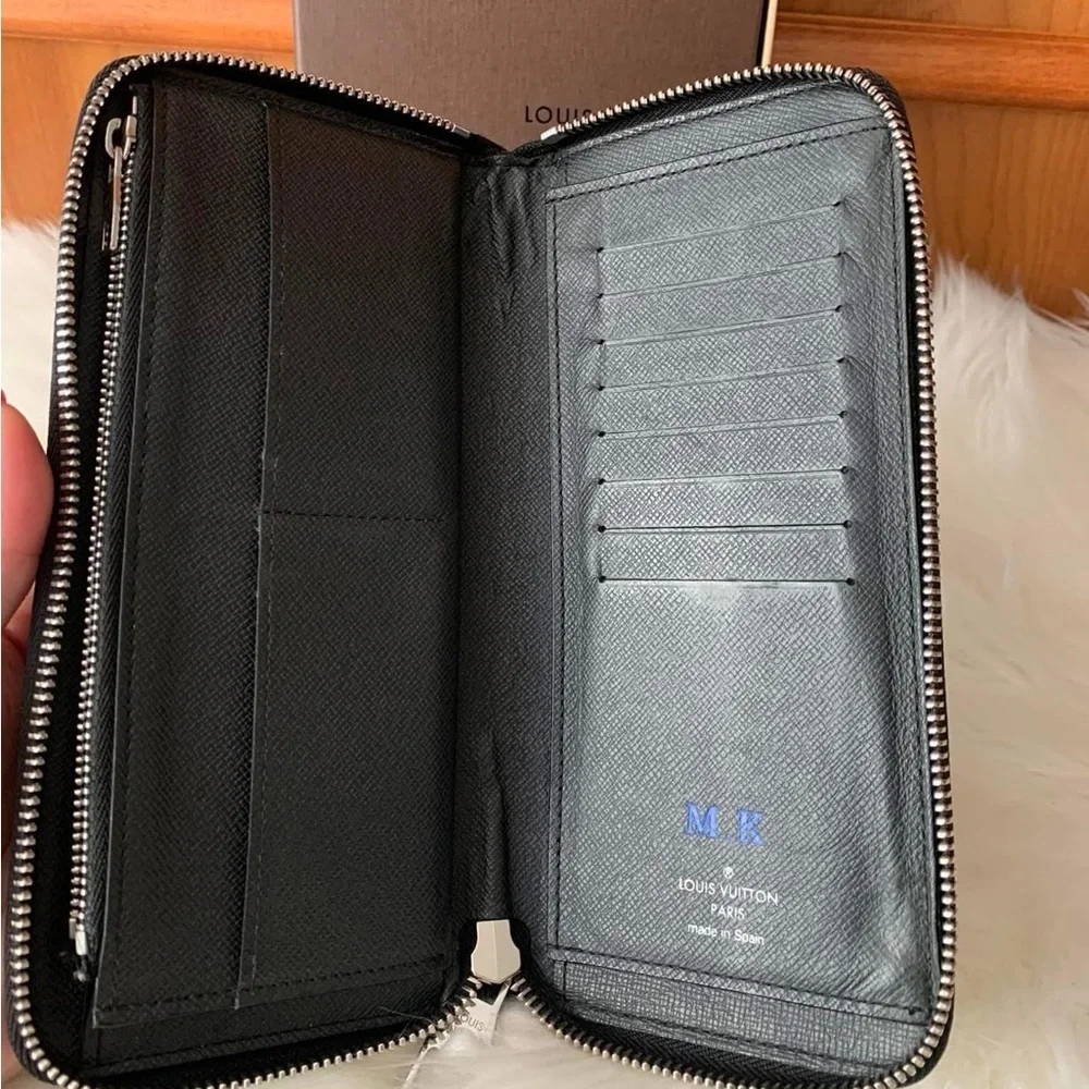 Sold🔔🔔🔔LV Taiga Long Zippy Wallet
Unisex❤️💗 - Picture 7 of 16